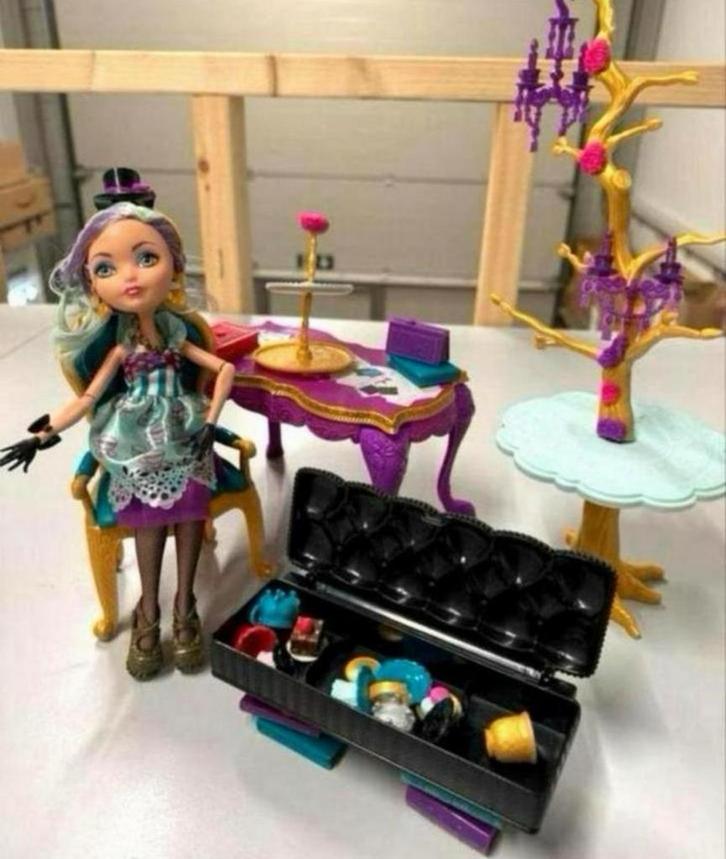 Ever After High Madeline Hatter Hat-Tastic Tea Party pop set, Verzamelen, Poppen, Ophalen of Verzenden