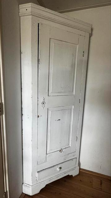 Hoekkast van echt hout, wit 207cm hoog 65x65 cm beschikbaar voor biedingen