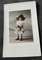 Meisje met witte jurk en mandje fruit - Antiek, Verzenden, Voor 1920, Gelopen, Kinderen