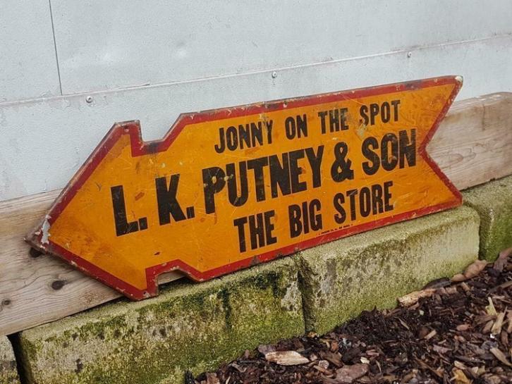 LK Putney & Son gestanst tinnen Pijlbord "The Big Store", Verzamelen, Merken en Reclamevoorwerpen, Gebruikt, Reclamebord, Ophalen of Verzenden