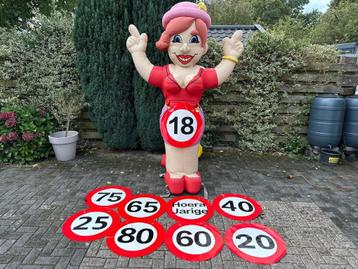 Sarah pop te huur – 2,5 meter hoog!  beschikbaar voor biedingen