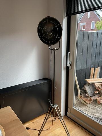 Industriële vloerlamp beschikbaar voor biedingen