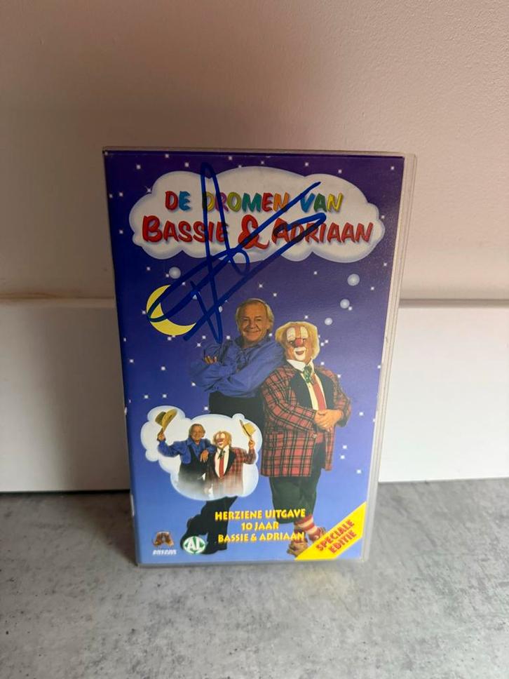 Gesigneerde Bassie en Adriaan videoband, Cd's en Dvd's, VHS | Film, Gebruikt, Nederlandstalig, Alle leeftijden, Ophalen of Verzenden