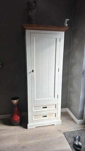 Hoge witte kast met houten bovenrand beschikbaar voor biedingen