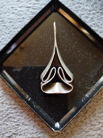 Zilveren Abstracte Ketting Hanger beschikbaar voor biedingen