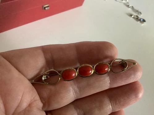 Prachtige vintage goud zilver broche Bloedkoraal ,, Sieraden, Tassen en Uiterlijk, Broches, Gebruikt, Goud, Goud, 4 tot 7 cm, Ophalen of Verzenden