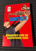 Kilometers cola en knetterende ruzie - Carry Slee, Ophalen of Verzenden, Gelezen, Fictie algemeen