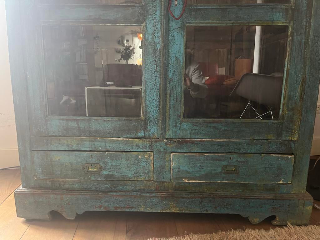 Vintage Indiase zeegroene kast met glazen deuren, Ophalen, Gebruikt, 100 tot 150 cm, Met lade(s)