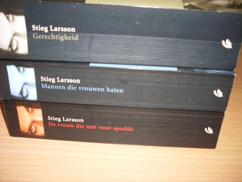 dikke stapel trilogie thriller boeken, Boeken, Thrillers, Zo goed als nieuw, Nederland, Ophalen of Verzenden