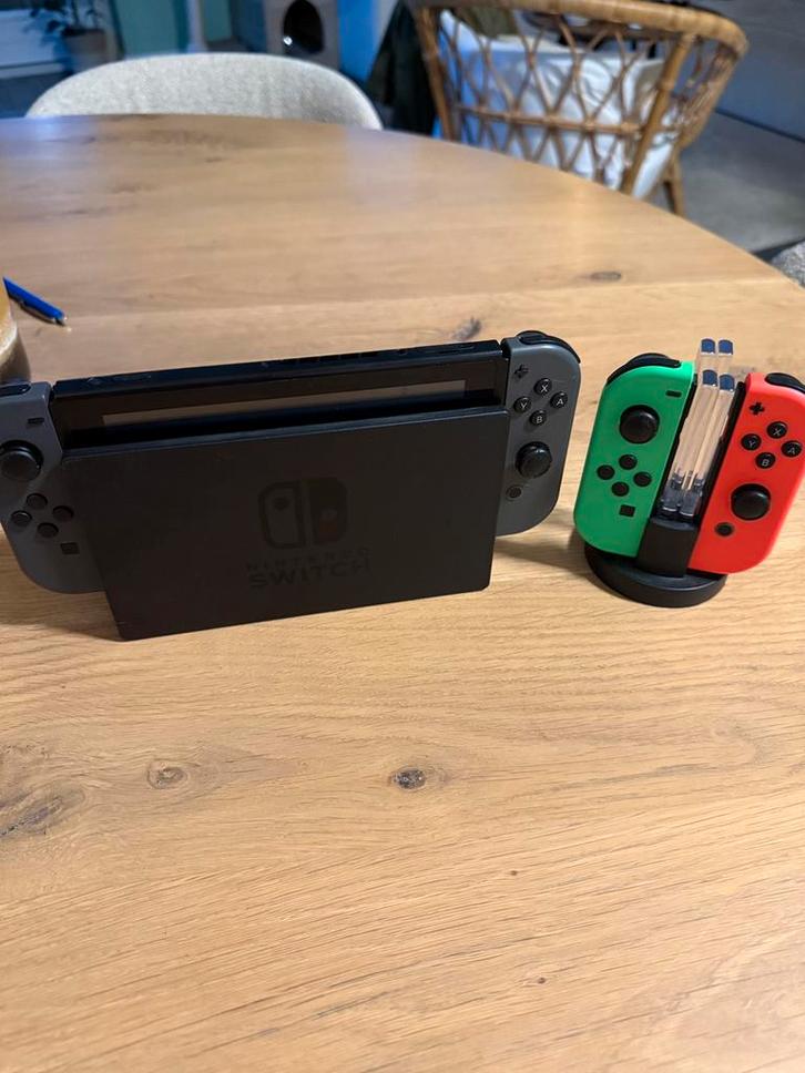 Switch 1 Inclusief extra controllers, Spelcomputers en Games, Spelcomputers | Nintendo Switch, Zo goed als nieuw, Switch Original