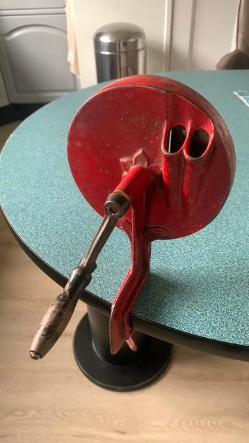 Vintage Retro Prima werkende GLO Gietijzeren Snijbonenmolen beschikbaar voor biedingen