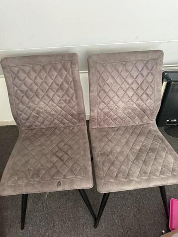Twee eetkamerstoelen