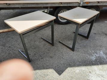 lessenaar en stoeltje beschikbaar voor biedingen