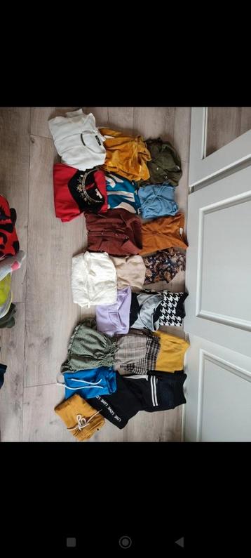 Groot kledingpakket maat S beschikbaar voor biedingen