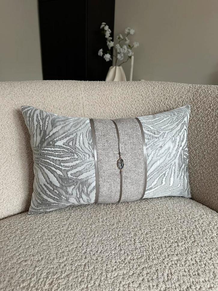 Luxe handgemaakte sierkussen 30x50, Huis en Inrichting, Woonaccessoires | Kussens, Nieuw, Grijs, Ophalen of Verzenden
