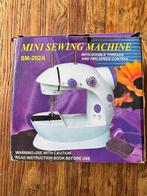 Mini Naaimachine SM-202A - Zo goed als nieuw!, Hobby en Vrije tijd, Naaimachines en Toebehoren, Ophalen of Verzenden, Zo goed als nieuw