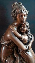 Bronzen beeld van moeder met meisje op marmeren sokkel,Brons, Antiek en Kunst, Ophalen of Verzenden, Brons