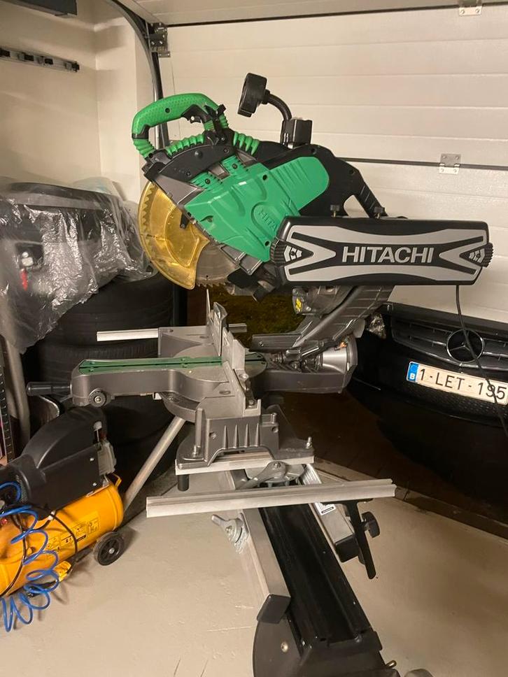 Hitachi afkortzaag met zaagonderstel,extra zaagblad, Doe-het-zelf en Verbouw, Gereedschap | Zaagmachines, Zo goed als nieuw, Afkortzaag