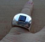 brede zilveren ring met zwarte steen [529], Sieraden, Tassen en Uiterlijk, Ringen, Met edelsteen, 17 tot 18, Dame, Zo goed als nieuw