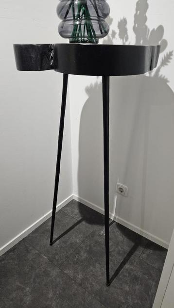 Bijzettafel beschikbaar voor biedingen