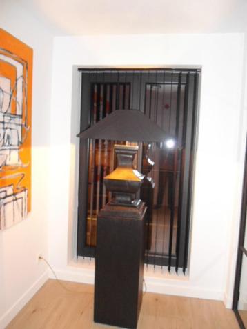 Houten kandelaar met lamp op sokkel beschikbaar voor biedingen