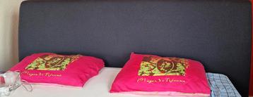 Bedachterwand zonder schroeven achter het bed te plaatsen.
