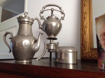 Brocante koffie -en theepot op standaard met brander beschikbaar voor biedingen