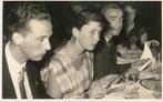 Foto Prentbriefkaart. Dinner party 2 mannen en vrouw 1952, Gebruikt, Foto, Ophalen of Verzenden, 1940 tot 1960