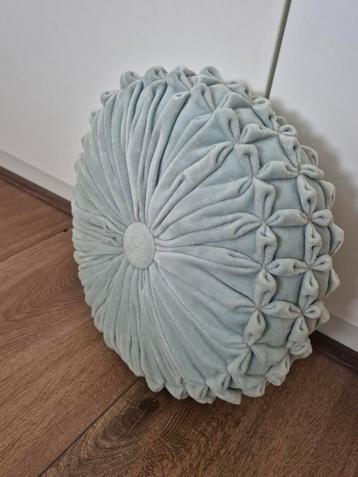 Velvet fluweel lichtblauw zacht kussentje met deco plooien beschikbaar voor biedingen