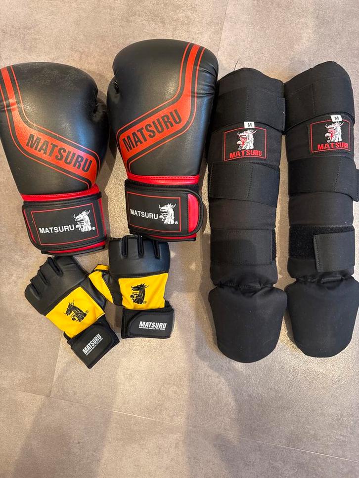 Matsuru kikaboks set - handschoenen, scheenbeschermers, Sport en Fitness, Vechtsporten en Zelfverdediging, Gebruikt, Overige, Vechtsportbescherming