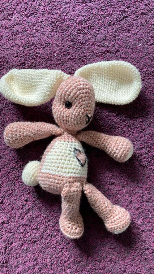 Groot knuffelkonijn handgemaakt met hartje, Kinderen en Baby's, Babymode-accessoires, Zo goed als nieuw, Ophalen of Verzenden