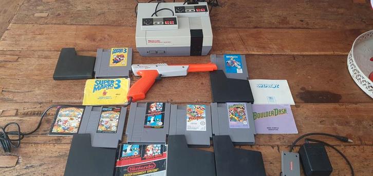 Vintage nintendo NES spelcomputer met games zapper, Spelcomputers en Games, Spelcomputers | Nintendo NES, Gebruikt, Met 2 controllers