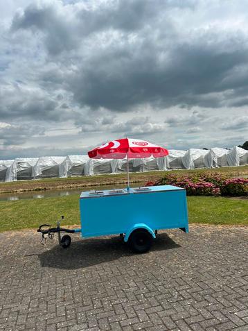 Ijs kar - op aanhanger met ola parasol  beschikbaar voor biedingen