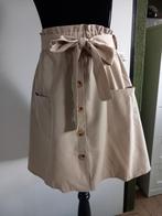 Leuk rokje beige maat S met bijpassende strik, Kleding | Dames, Rokken, Beige, Ophalen of Verzenden, Zo goed als nieuw, Maat 36 (S)