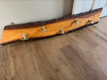 Boomstam kapstok. Kapstok op houten plank beschikbaar voor biedingen