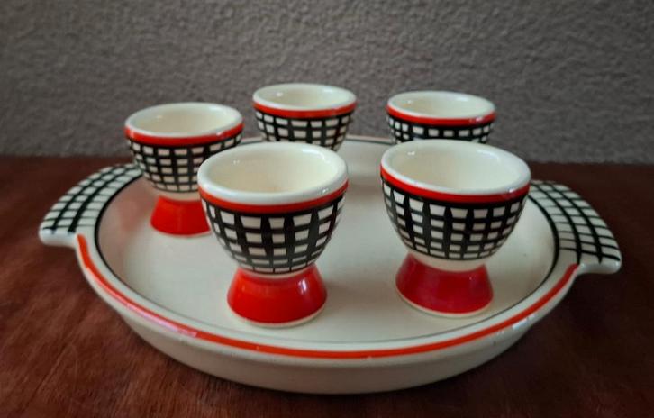 Theodor Paetsch Art Deco schotel met 5 eierdopjes rood/zwart, Antiek en Kunst, Antiek | Servies los, Ophalen of Verzenden