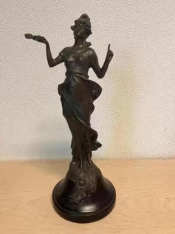 ANTIEK/VINTAGE! Beeld vrouw op voet gedetailleerd BIEDEN beschikbaar voor biedingen