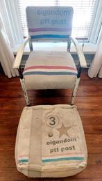 Oude fauteuil stoel met PTT post bekleding. & poef., Ophalen, Gebruikt, Stof, 50 tot 75 cm