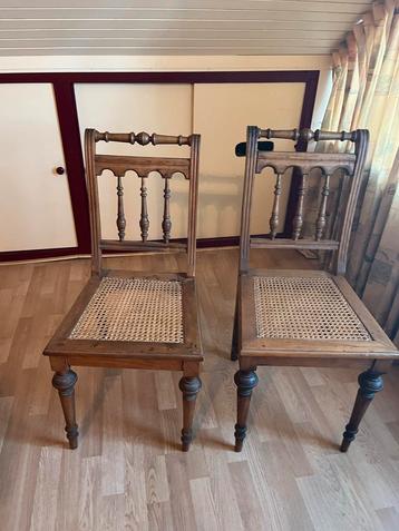 Antieke stoeltjes beschikbaar voor biedingen