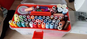 Naaimachine met accessoires + boek beschikbaar voor biedingen