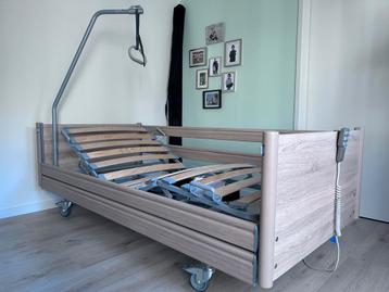Zorgbed/Hoog laag verpleegbed van Bock(oak kleur) beschikbaar voor biedingen