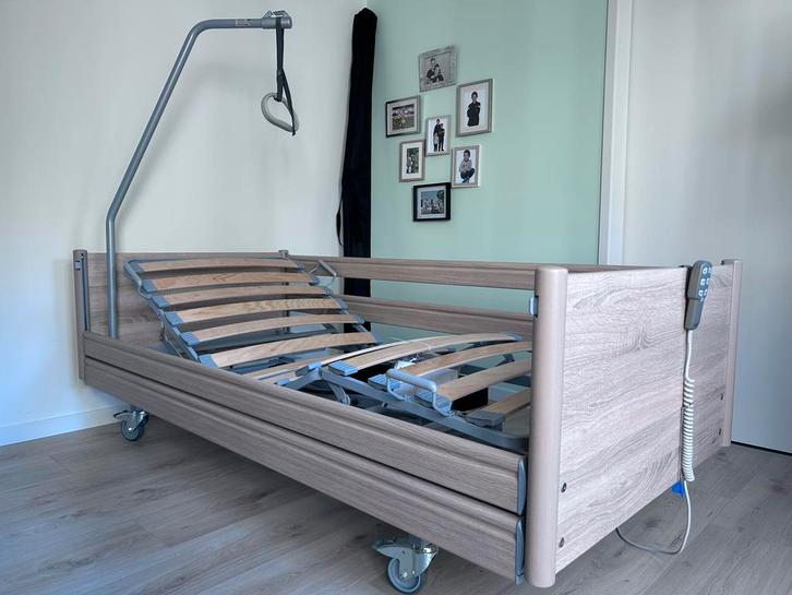 Zorgbed/Hoog laag verpleegbed van Bock(oak kleur), Diversen, Verpleegmiddelen, Zo goed als nieuw, Ophalen