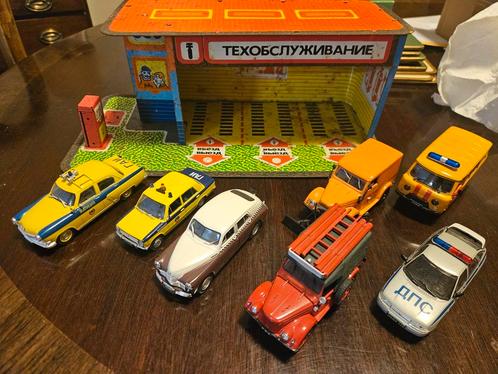 Russisch Tankstation Garage met USSR modelauto's, Hobby en Vrije tijd, Modelauto's | 1:43, Gebruikt, Auto, Verzenden