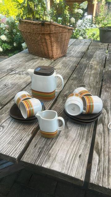 Super leuk servies. Koffiepot en koffiekopjes beschikbaar voor biedingen