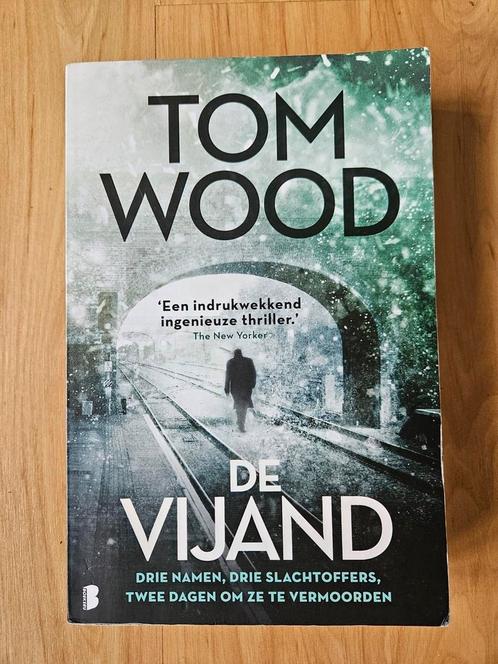 Tom Wood - De vijand. Om in een adem uit te lezen!, Boeken, Thrillers, Zo goed als nieuw, Nederland, Ophalen of Verzenden