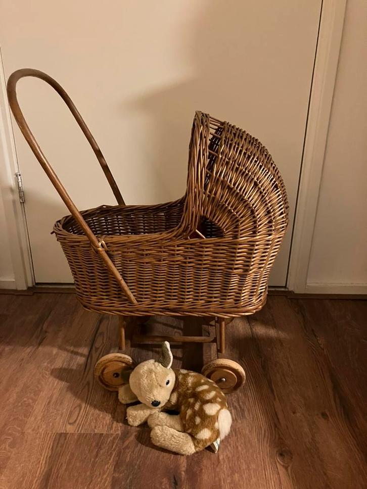 Rotan poppenwagen vintage riet poppenwieg kinderwagentje, Kinderen en Baby's, Speelgoed | Poppen, Gebruikt, Babypop, Ophalen of Verzenden