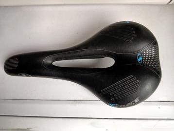 Racefietszadel beschikbaar voor biedingen
