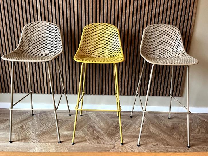 Kave Home Barkruk Quinby 75cm - 1x geel, 2x beige, Huis en Inrichting, Barkrukken, Zo goed als nieuw, 60 tot 90 cm, Kunststof