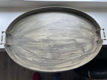 Ovaal metalen dienblad met handvatten beschikbaar voor biedingen
