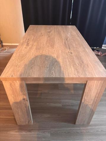 Leuke eettafel beschikbaar voor biedingen